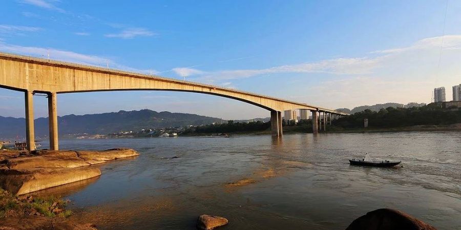 江安長江公路大橋，是金沙江、岷江在四川宜賓市會合正式稱為長江后，按沿江而下順序排列的第一座縣級已建成的長江大橋。大橋建成后貫通3條省道，將改善川南地區的路網結構，優化川南旅游環線，對促進地方經濟和社會發展起到推動作用。.jpg