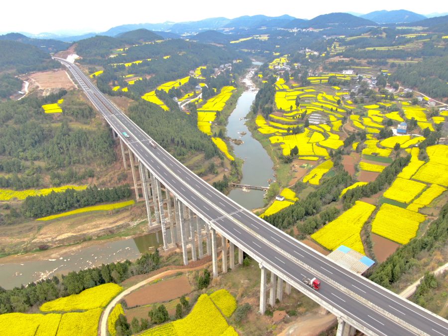 綿西高速梓江大橋，梓江大橋是綿西高速公路最大的一座橋梁，是關(guān)鍵節(jié)點(diǎn)工程，位于鹽亭縣毛公鄉(xiāng)白林村境內(nèi)，梓江大橋全長(zhǎng)704米，主橋?yàn)?2米+130米+72米的分離式連續(xù)鋼構(gòu)大橋。.jpg