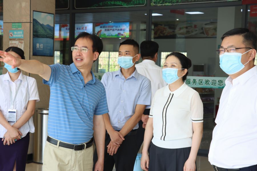 7月12日-13日，四川省紀(jì)委監(jiān)委駐蜀道集團(tuán)紀(jì)檢監(jiān)察組組長、蜀道集團(tuán)黨委委員、紀(jì)委書記張毅率隊赴宜瀘宜敘公司開展半年度安全環(huán)保綜合督查暨防汛減災(zāi)專項督查和“夏送清涼”慰問活動 (4).jpg