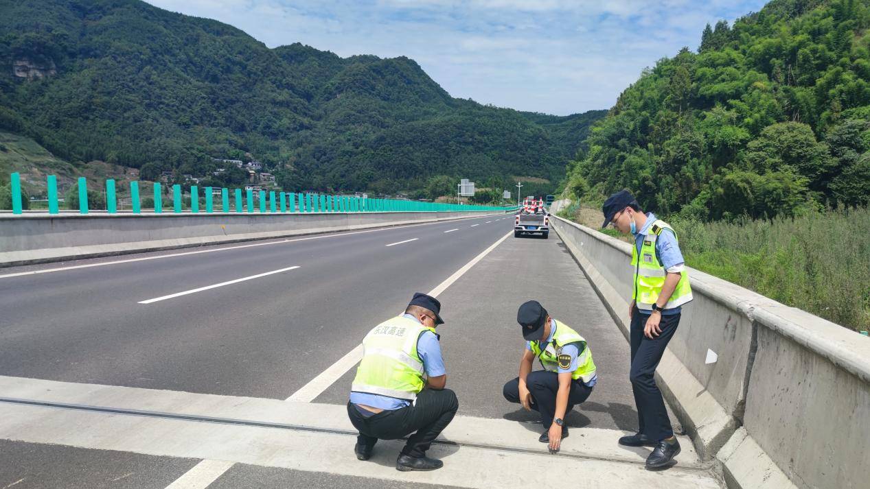 樂漢公司管護(hù)人員正在檢查橋梁伸縮縫和路面情況.jpg
